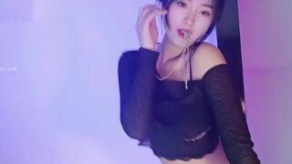 Sexy striptease by naughty fake Yang Mi (智能換臉 杨幂 脱衣舞)