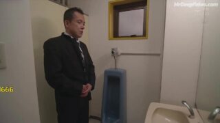 周也 Zhou Ye’s adult video secretly recorded 成人 in office toilet